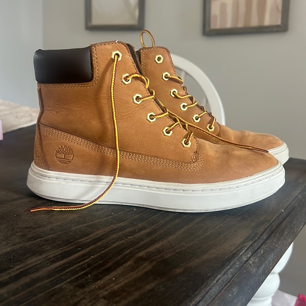 USED- worn a few times. EXCELLENT CONDITION